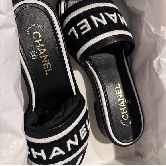 100% authentic Chanel lambskin sandal - Picture 1 of 6